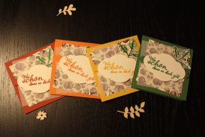 Die vier Kärtchen des Geschenksets mit dem Produktpaket "Herbstanfang" in den Farben Terrakotta, Kürbisgelb, Currygelb und Gartengrün.