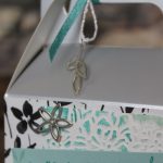 Die Accessoires Blütenfantasie passen perfekt zur silbernen Mini-Schachtel mit Griff aus dem neuen Frühjahr-/Sommerkatalog 2018 von Stampin' Up! 