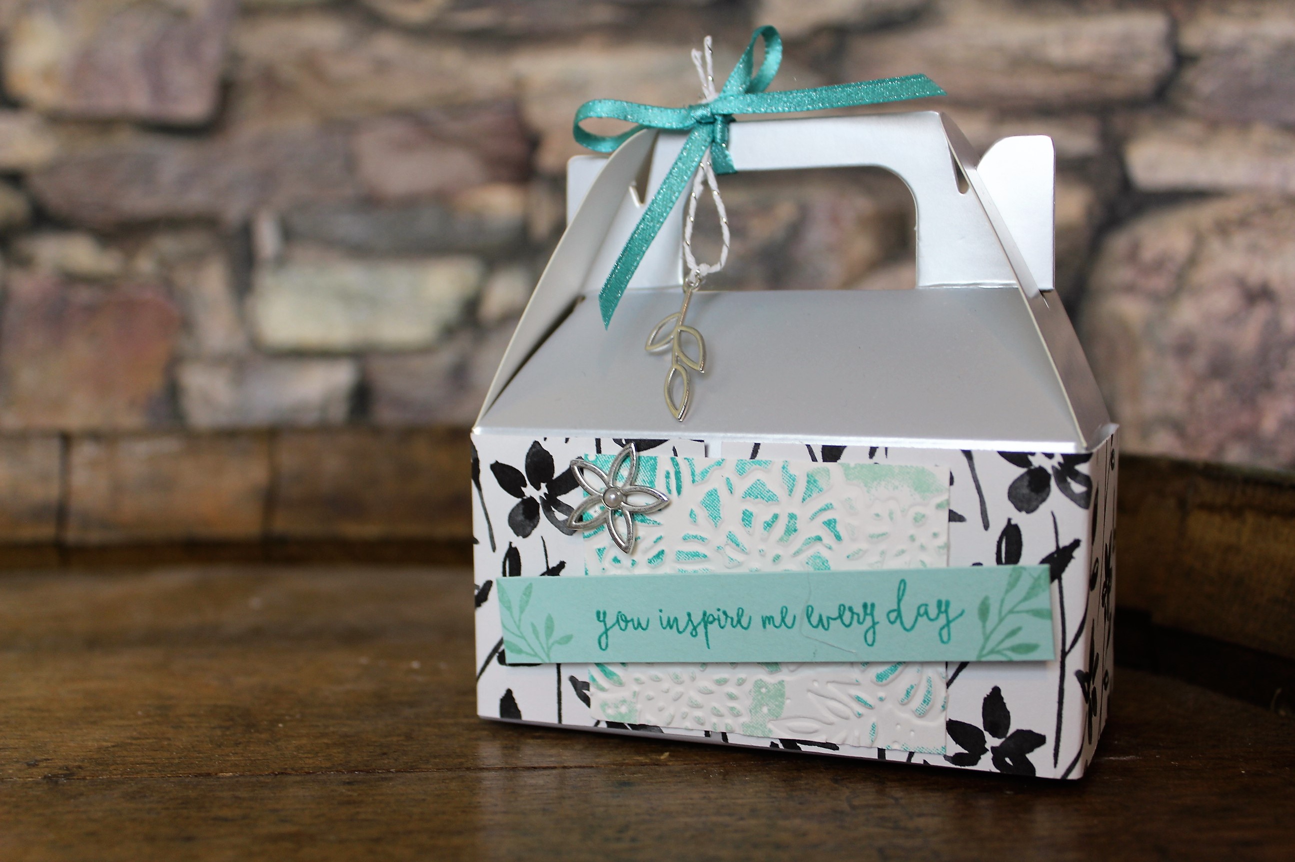 Die silberne Mini-Schachtel mit Griff aus dem neuen Frühjahr-/Sommerkatalog 2018 von Stampin' Up! kommt im 12er-Pack und eignet sich super für Gastgeschenke bie Hochzeiten oder Familienfeiern. 