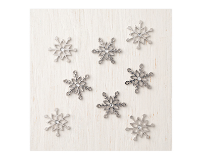 Die kleinen silbernen Schneeflocken kommen in zwei Varianten beim Produktpaket Schneegestöber. 