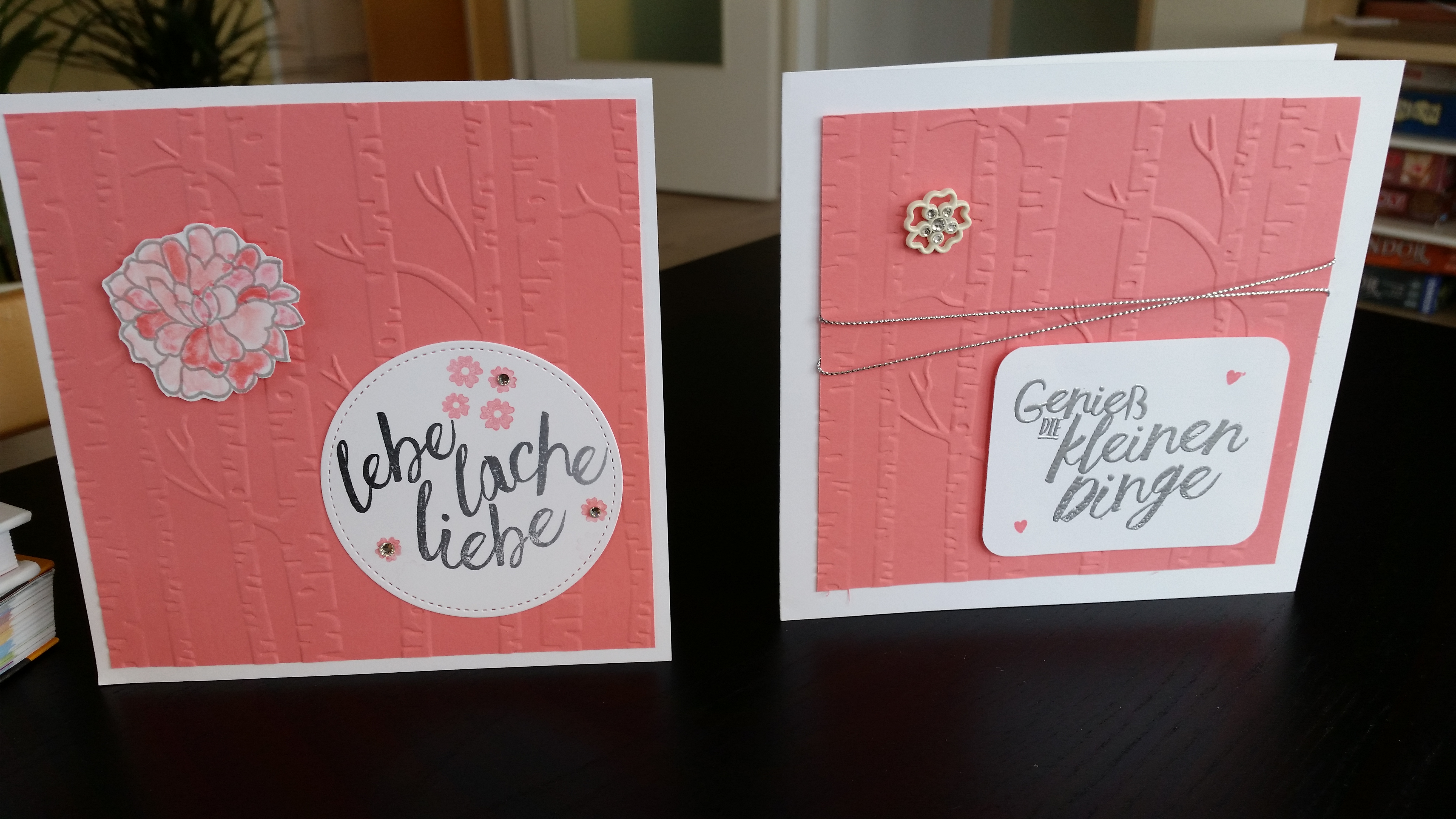 Zwei Karten in Flüsterweiß und Flamingorot mit dem Stempelset "Im Herzen" mit kleinen Details.